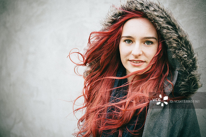 一位年轻红发女性的肖像图片素材