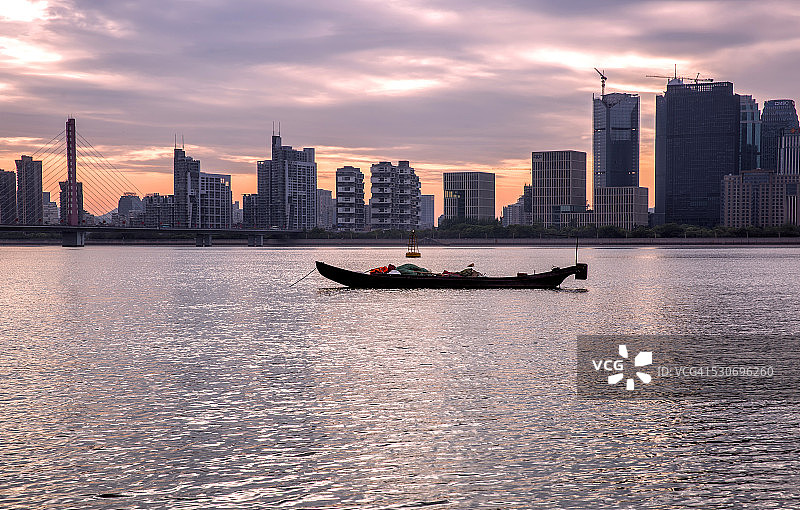 黄昏时分，钱塘江上漂浮着渔船，中国杭州图片素材