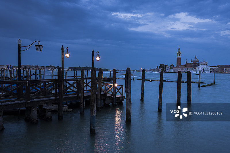 意大利，威尼斯，平底船在黄昏与圣乔治马焦雷图片素材