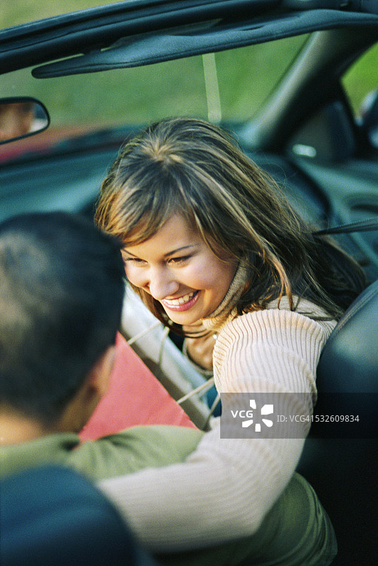 快乐的年轻女人在车里图片素材