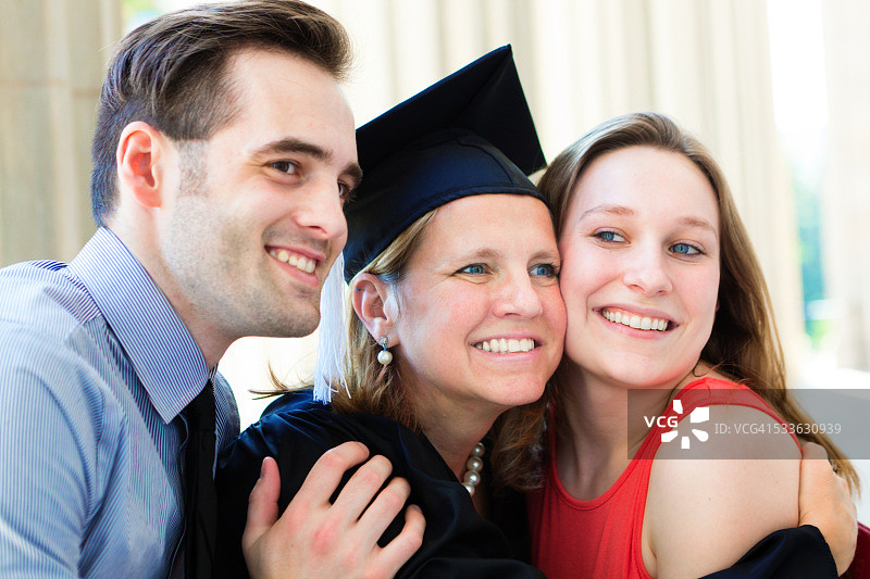 家庭庆祝母亲大学毕业水平更高的学位图片素材
