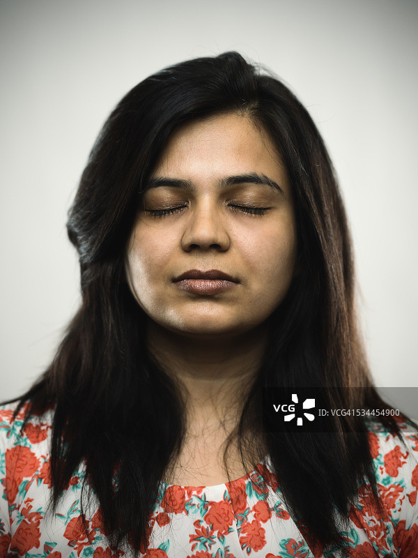 一个年轻的印度女人的肖像与轻松的表情图片素材