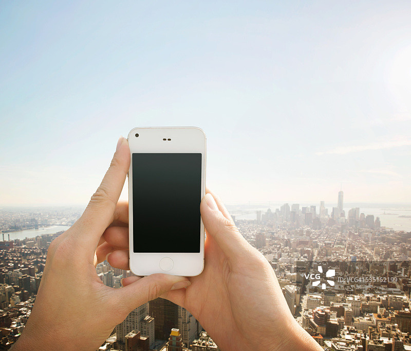 POV使用智能手机与曼哈顿视图。图片素材