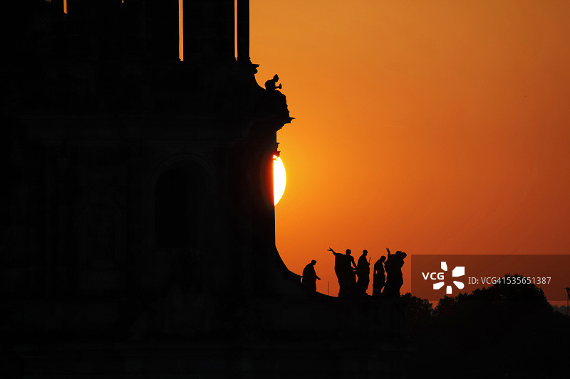 德国，萨克森，德累斯顿，在日落时宫廷教堂雕塑的剪影图片素材
