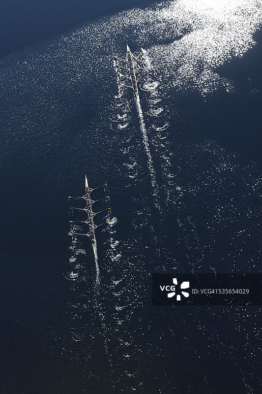 两个八人艇在水中的高架视图图片素材