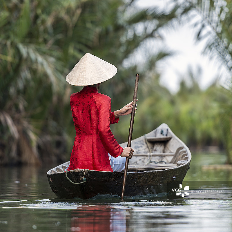 越南妇女划船沿河图片素材