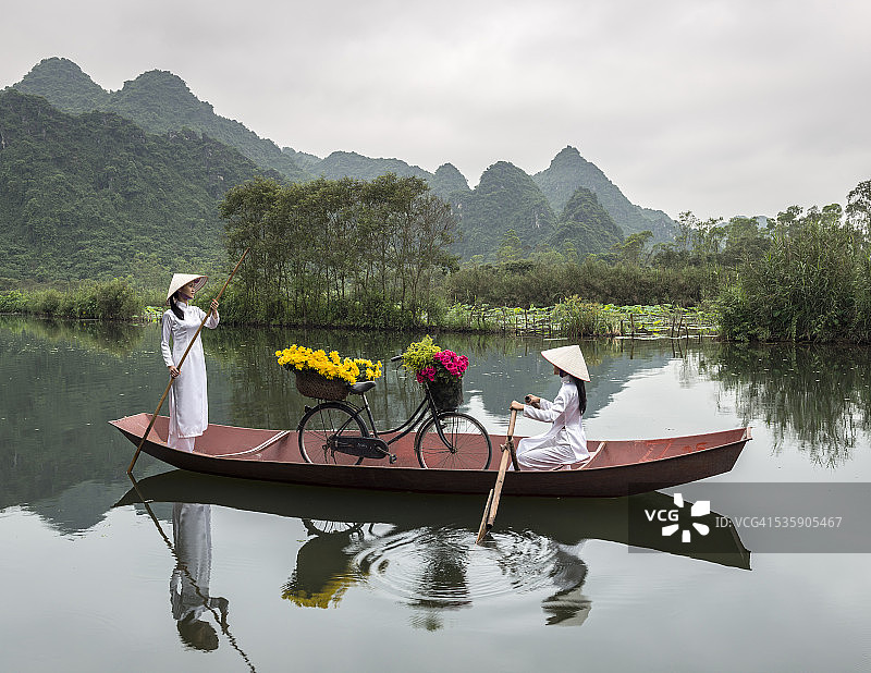 越南女孩沿河划船图片素材