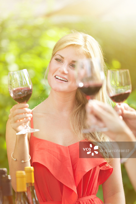 品尝葡萄酒的年轻女子图片素材