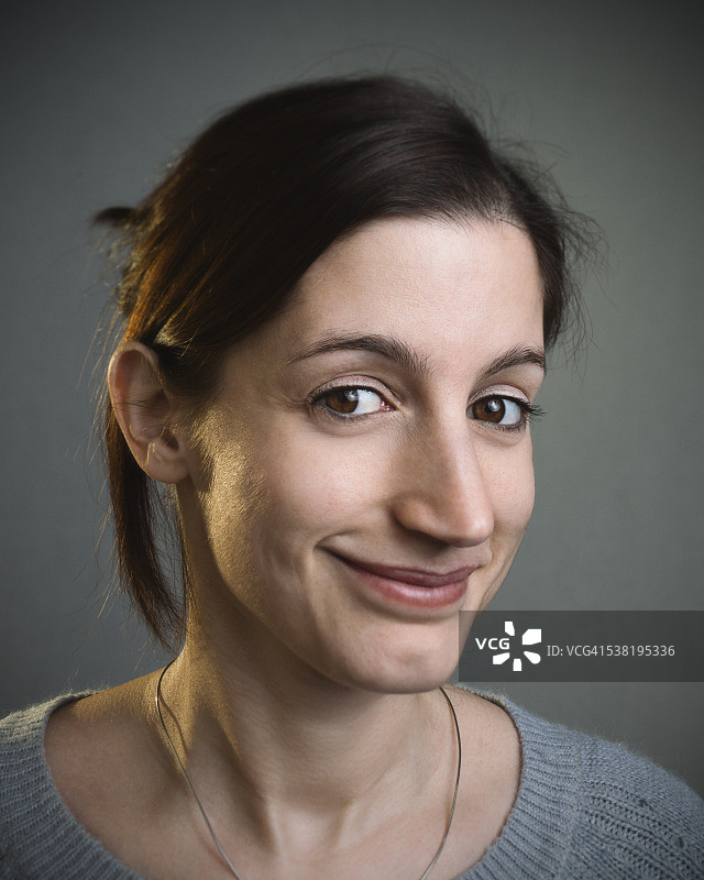一个年轻的欧洲女人的肖像与快乐的表情图片素材