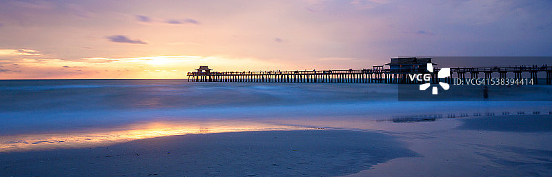 原始和田园诗般的海滩在日落，蓝天，那不勒斯，佛罗里达，美国图片素材