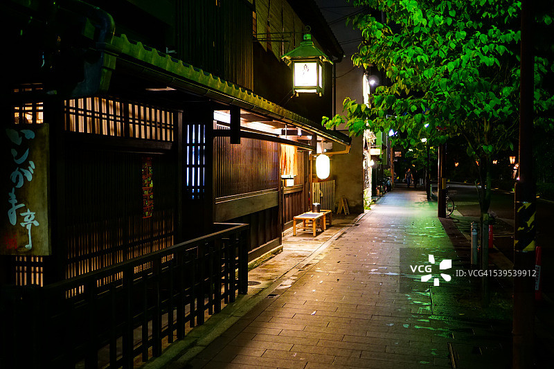 Kiyamachi Street (木屋町通) at Night in Kyoto (京都) Japan图片素材