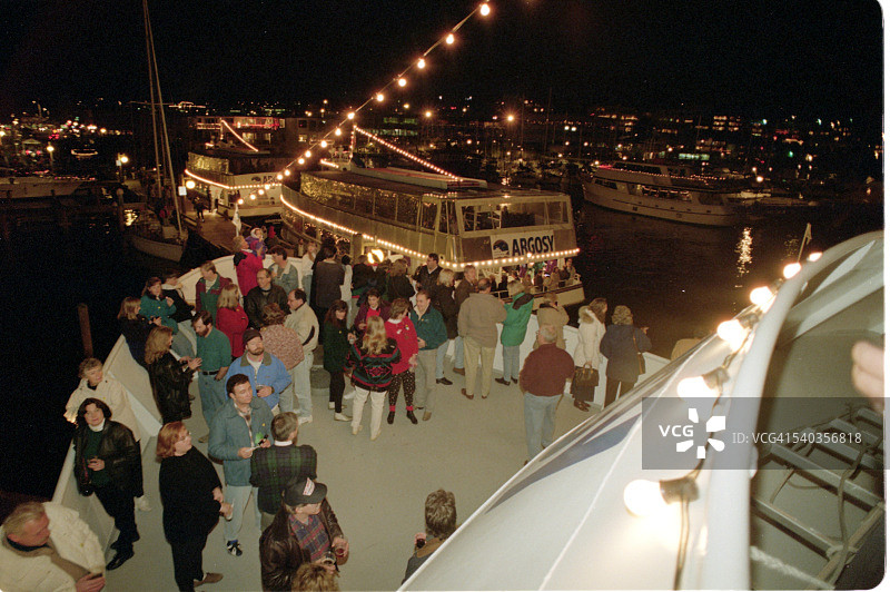 旅客们在华盛顿湖上享受圣诞游船图片素材