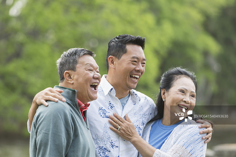 亚洲男人和老父母在公园里图片素材