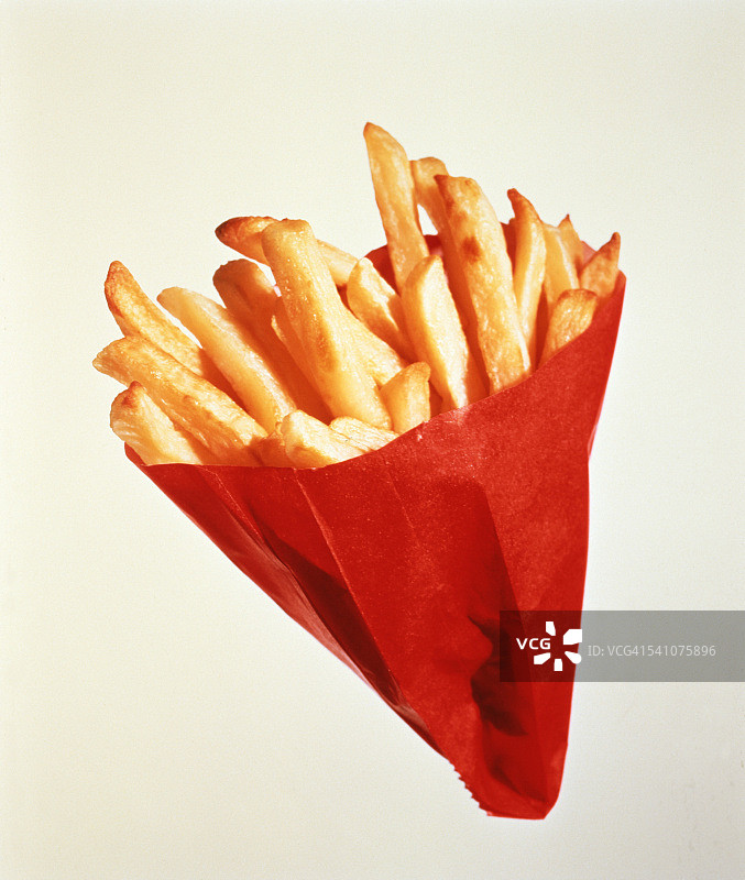 红色纸袋里的炸薯条图片素材