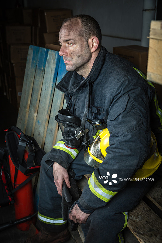 疲惫的消防员坐在紧急情况后图片素材
