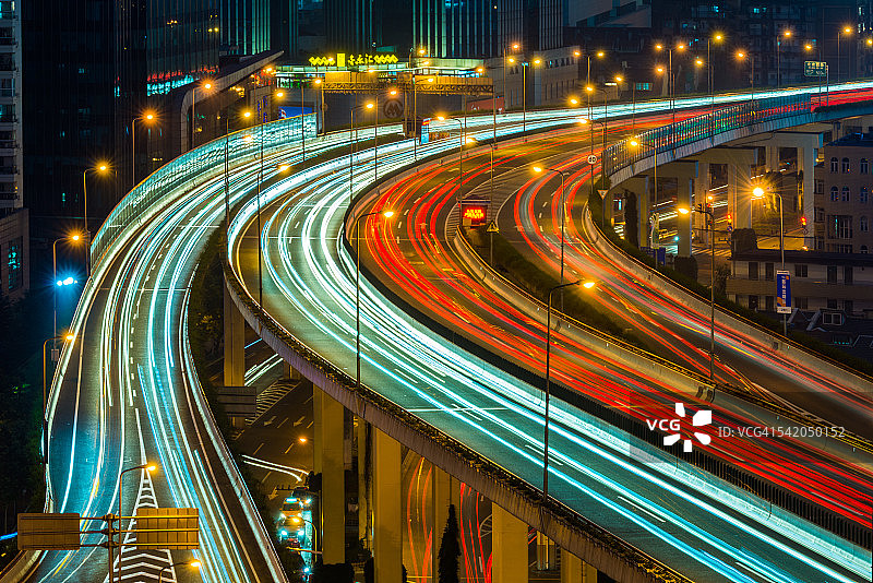 上海公路夜间灯光步道图片素材