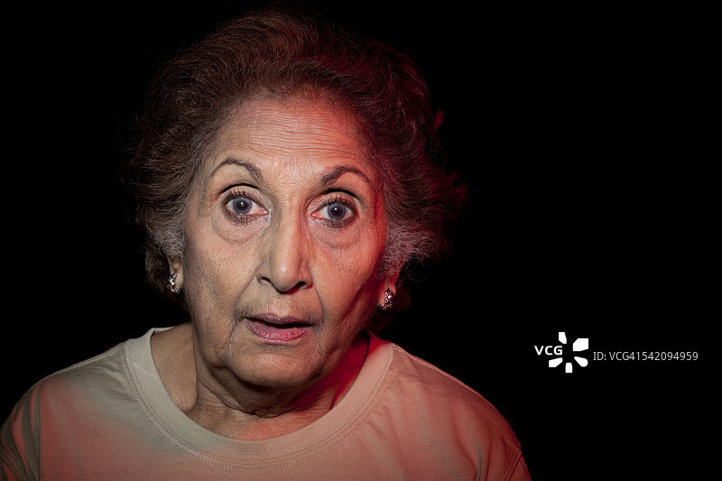 一个年长的女人与惊讶的表情的特写图片素材