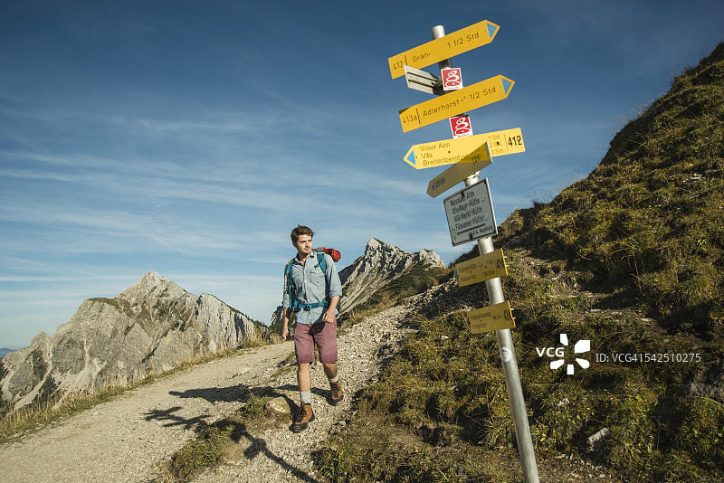 奥地利，蒂罗尔，坦海默塔尔，年轻男子徒步登山图片素材
