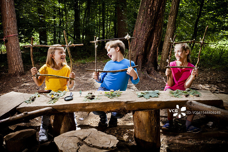 德国巴伐利亚州慕尼黑，孩子们在森林营地里手工制作图片素材
