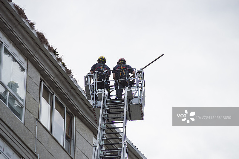消防队正在评估屋顶图片素材