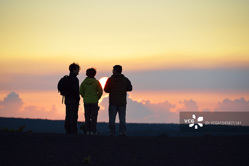 美国，夏威夷，大岛，火山国家公园，三个人在基拉韦厄火山观看日落图片素材