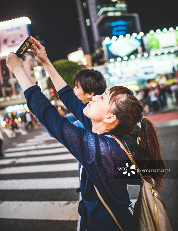 一对日本夫妇走在街上图片素材