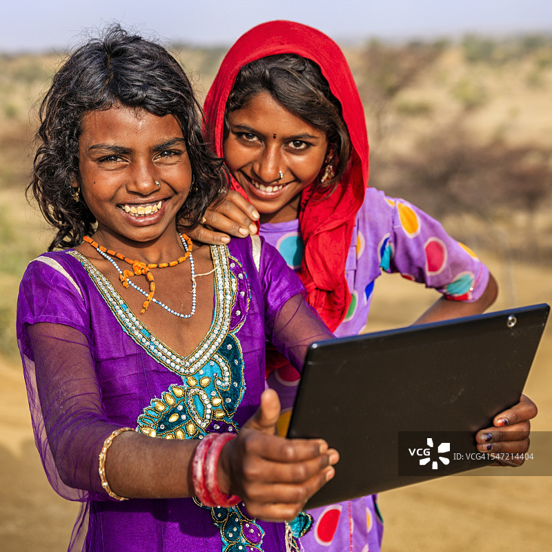 快乐的印度年轻女孩自拍，沙漠村庄，印度图片素材