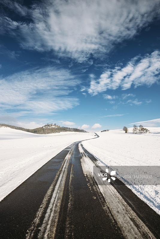 德国，巴登-符腾堡，康斯坦斯区，Hegau，乡村公路到梅格德堡在冬天图片素材