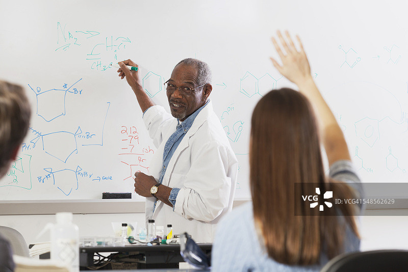工程学课上，教授在白板上写化学键时，学生举手图片素材