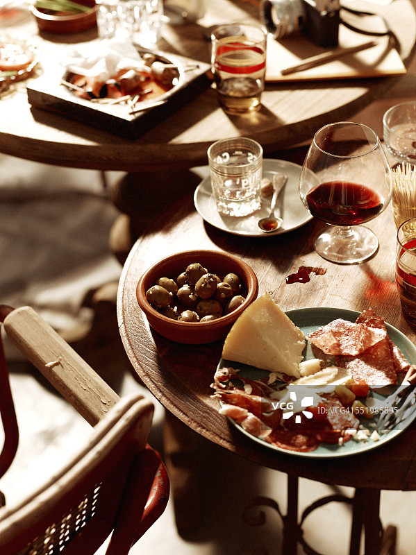 开胃菜有橄榄，西班牙香肠，意大利腊肠，奶酪，帕尔玛火腿，啤酒和葡萄酒图片素材