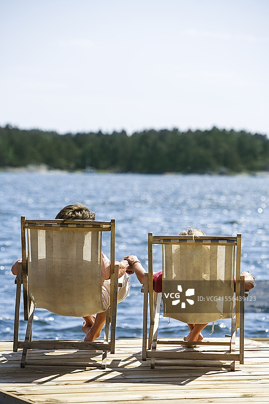 一对夫妇在湖边的躺椅上图片素材