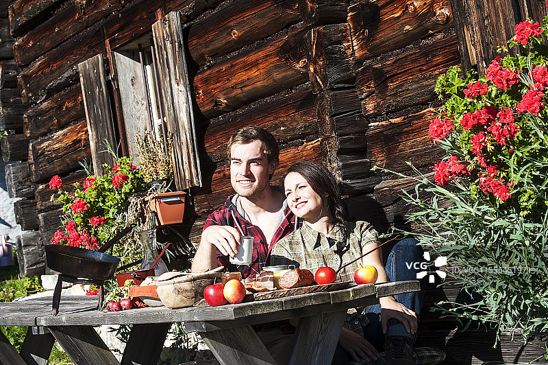 奥地利，Altenmarkt-Zauchensee，一对夫妇在高山小屋休息图片素材