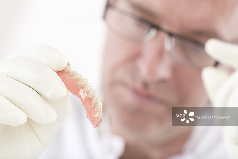 牙科技术员检查假牙图片素材