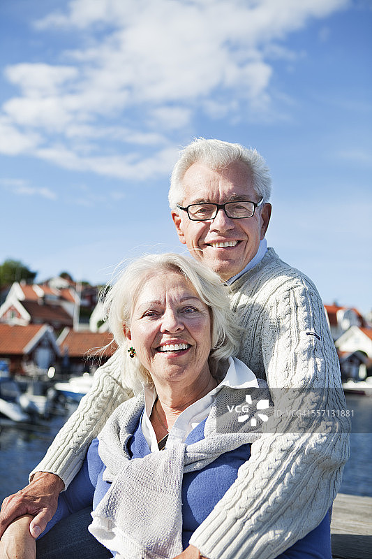 老年夫妇在海上的肖像图片素材