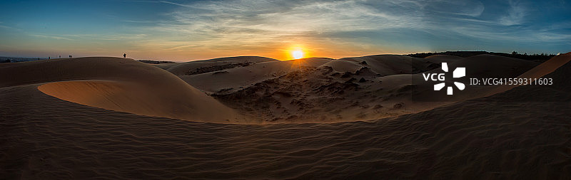 全景日落在红沙沙丘:梅奈图片素材