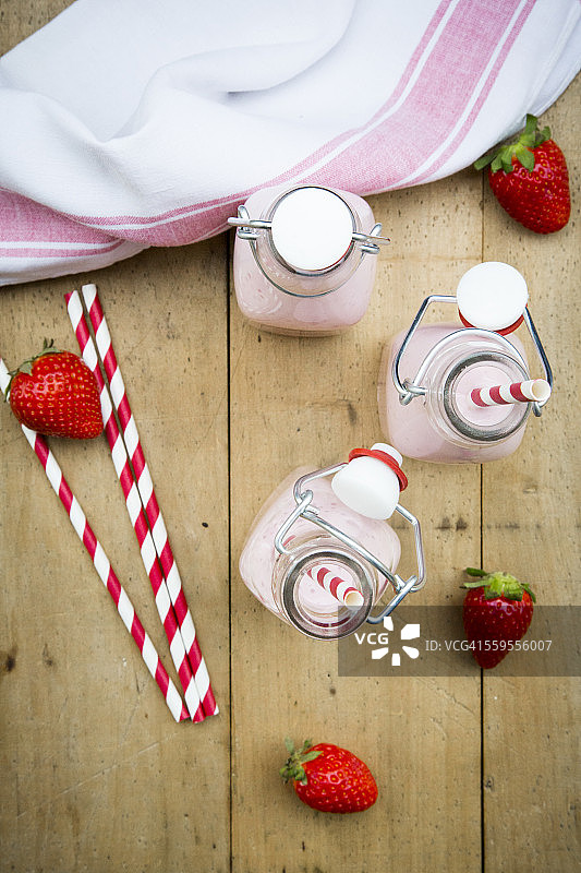 三瓶草莓奶昔图片素材