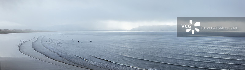 雾中水波荡漾到岸边图片素材