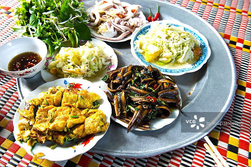 越南河内的典型家庭晚餐图片素材