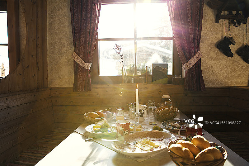 小木屋里阳光明媚的早餐桌图片素材