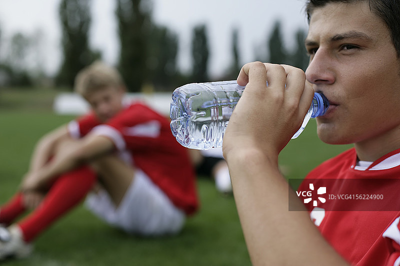 足球运动员喝水图片素材