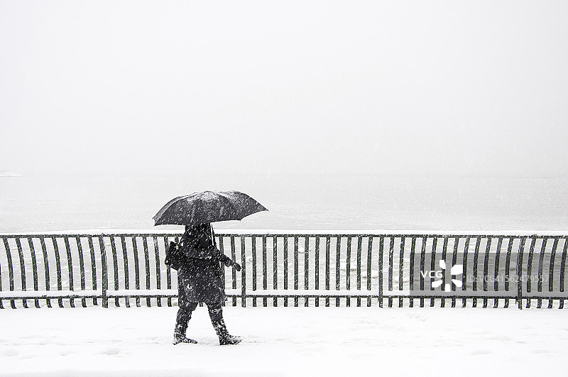 雪中行走的人图片素材