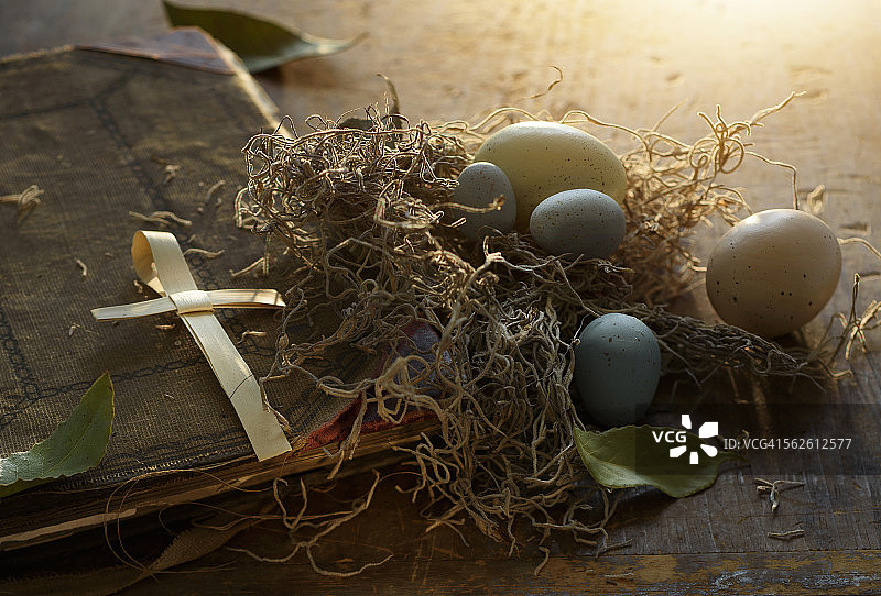 圣经和复活节彩蛋的特写图片素材