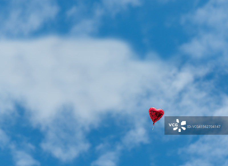 一个红色的心形气球在天空中图片素材