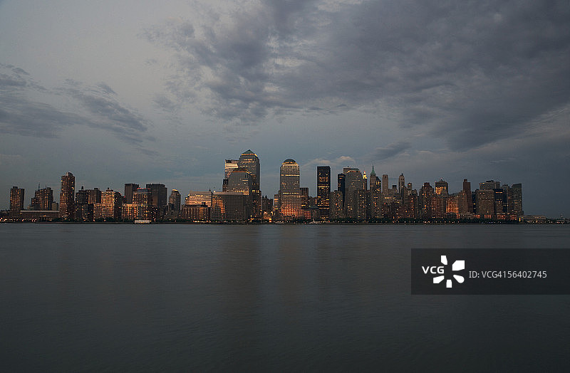 夕阳下的纽约天际线图片素材