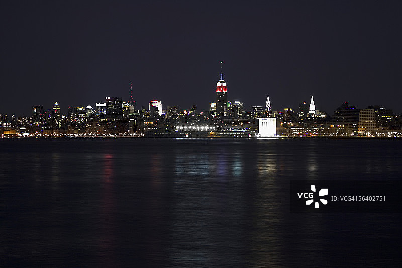 美国纽约曼哈顿夜晚的天际线图片素材