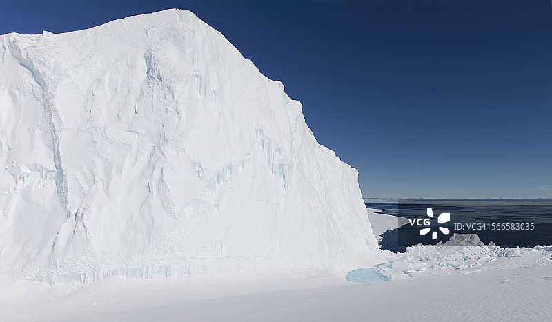 冰山在浮冰边缘。图片素材