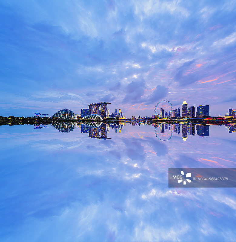 蓝色时刻的新加坡城市景观图片素材