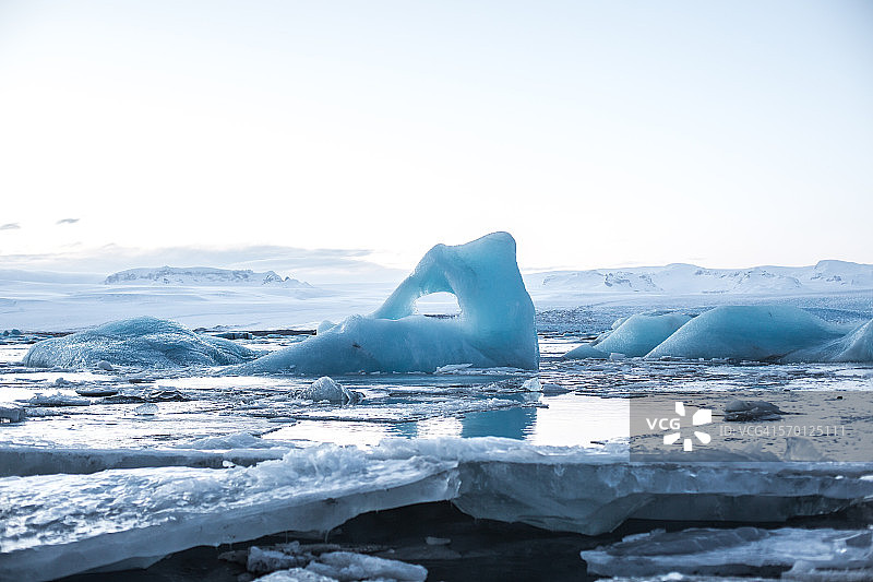 冰岛Jokulsarlon泻湖上的蓝色冰山图片素材