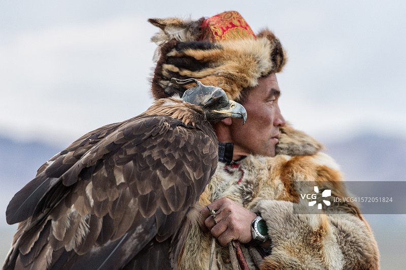 哈萨克鹰猎人和他的金鹰图片素材
