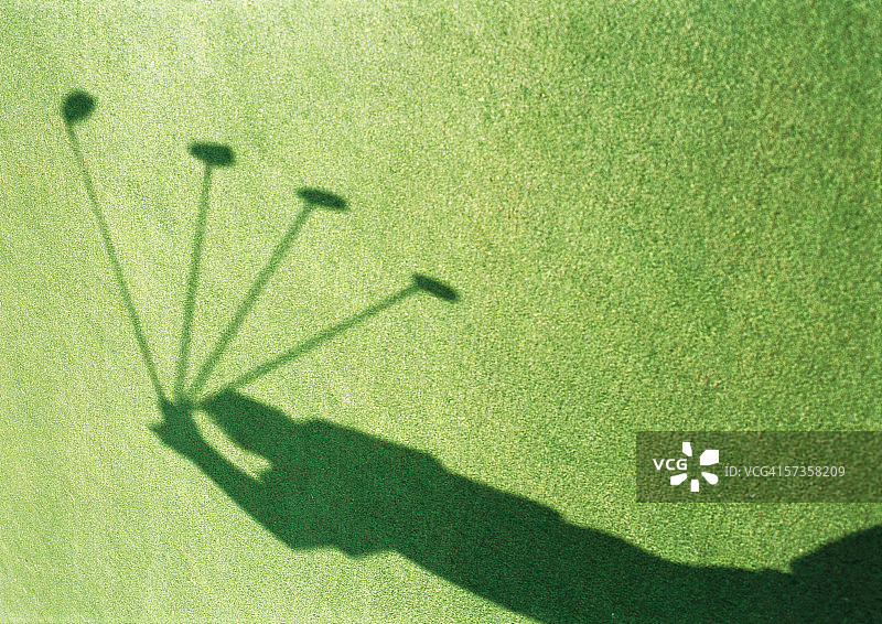 高尔夫球手挥杆的影子，动作研究图片素材